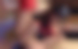 Trio hard avec sodo sur la table pour deux belles brunettes et le maître de maison pervers