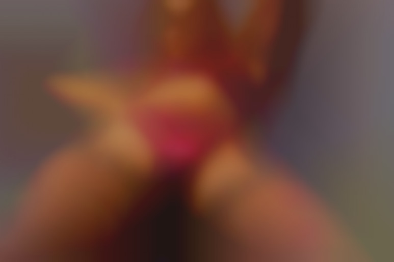 Strip tease suivi d'une baise hard pour un garde du corps bandé et une blonde superbe