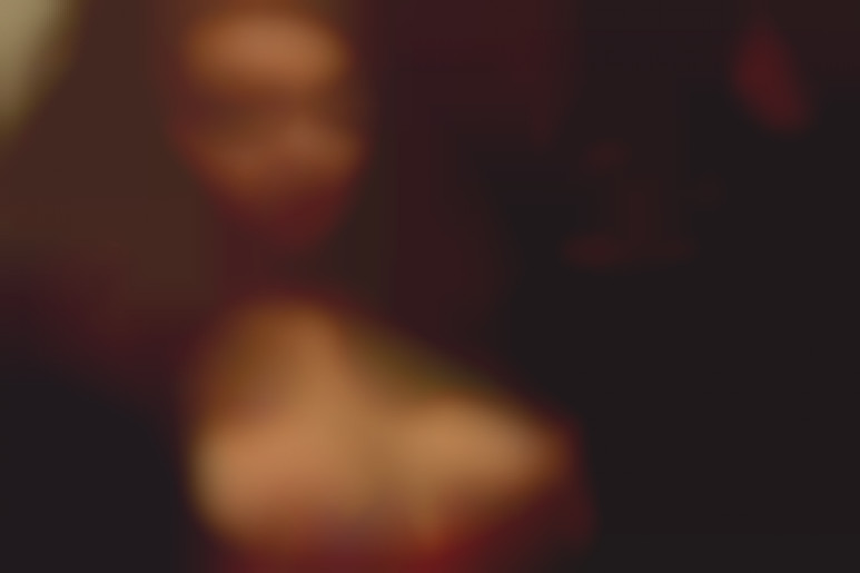 Under the voyeuristic gaze of the beautiful heiress