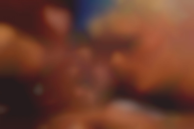 Orgie hard et plaisirs lesbiens pour une femme initiée à la perversion