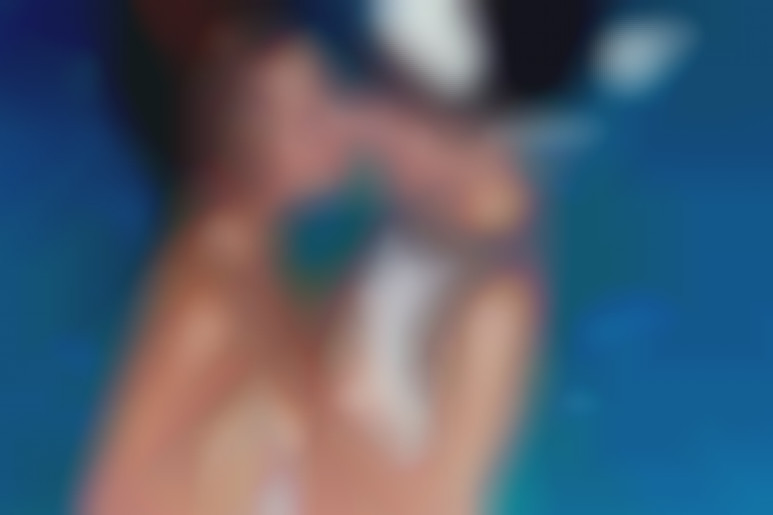 Souvenirs d'une baise hard lesbienne dans la piscine pour la belle et chaude Laure Sainclair