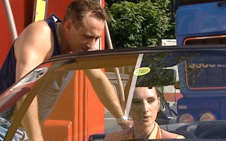 DP à la station service en attendant son mari