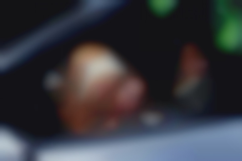 Partie hard et sauvage dans la voiture au milieu des bois