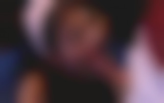 Masturbation dans l'ombre pour une belle voyeuse et une soubrette brûlante et offerte