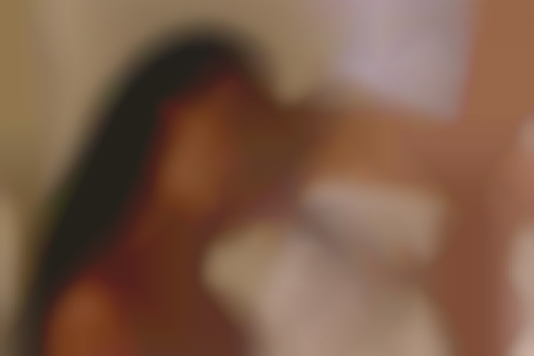 Belle brune aux gros seins prise au soleil couchant