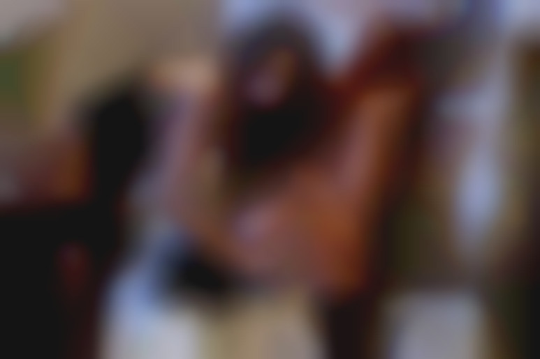 Trio lesbien au top de la sensualité pour trois beautés chics dans la pénombre