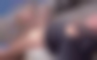 Trio hard pour deux blondes a la plage à Mikonos