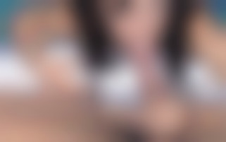 Une belle brunette en vacances sodomisée sur le gazon du parc 