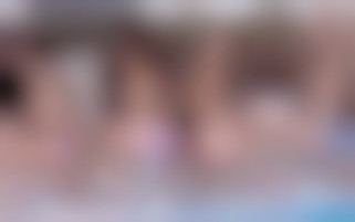 4 bombes au bord de la piscine et un duo lesbien torride et débridé au god pour deux d'entre elles