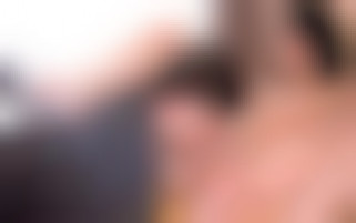 Une brunette s'abandonne aux plaisirs hard avec un amant de passage, dans l'intimité d'une chambre d'hotel