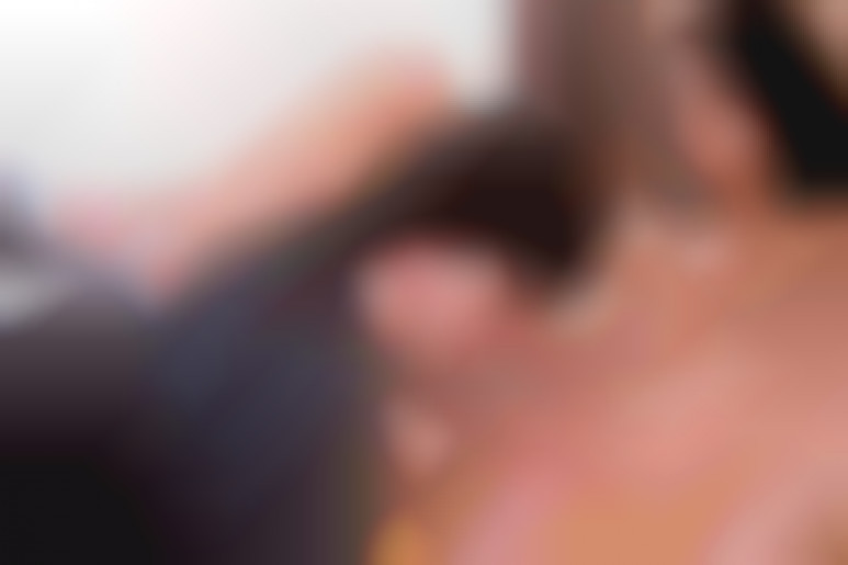 Une brunette s'abandonne aux plaisirs hard avec un amant de passage, dans l'intimité d'une chambre d'hotel