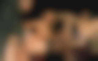 Threesome sur le capot de la voiture