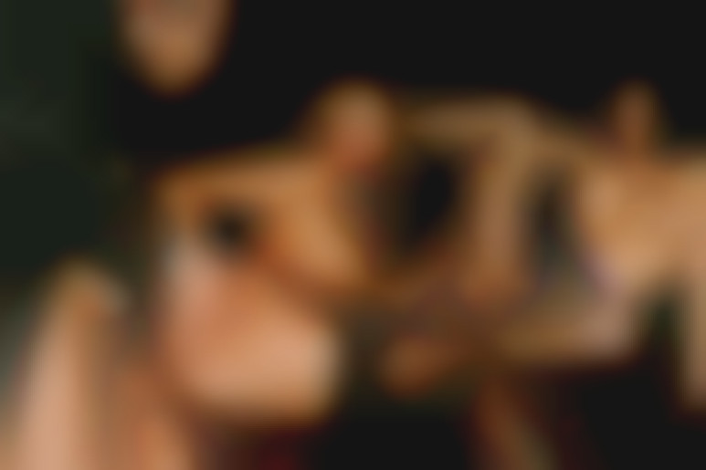 Threesome sur le capot de la voiture