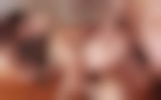 Trois etudiantes bangées et une partouze ultra chaude sur les tables d'un restaurant