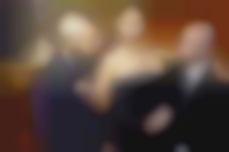 Deux gangsters et un trio super hard pour une blonde entreprenante, en lingerie fine