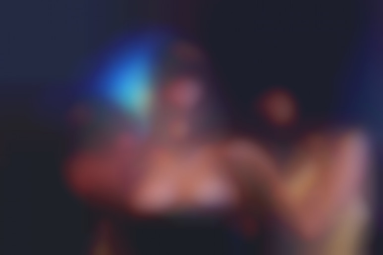 Orgie mondaine et jeux fetichistes hard pour une blonde torride et une belle brune en feu