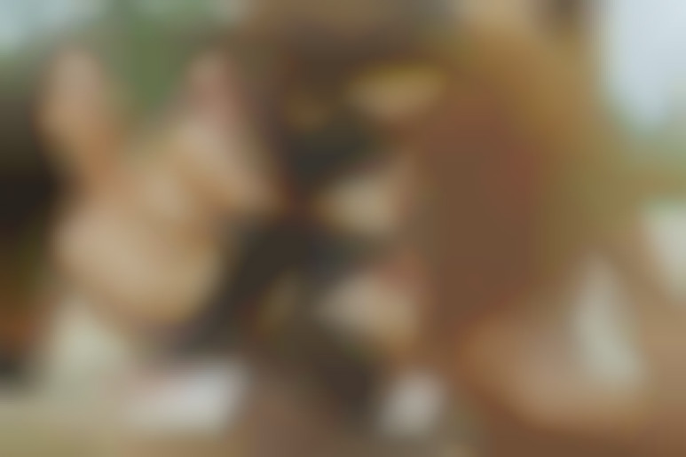 Plaisirs Hard et Sodo a fond au bord de la piscine pour une brune perverse en lingerie fine