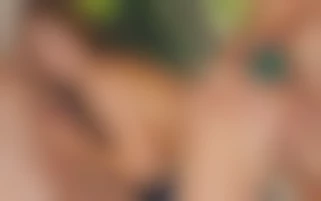 Une belle rousse surexcitée pour deux mecs bien membrés au bord de la piscine avec Jessica Fiorentino