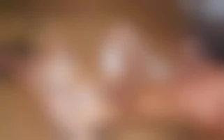 Une perverse aux gros seins affamée et une bourgoise voyeuriste pour une partie hard a meme le sol