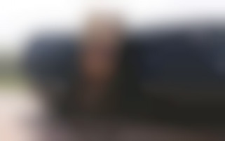 Deux bombes lesbiennes se godent jusqu'a l'orgasme sur les sieges en cuir d'une limousine de luxe