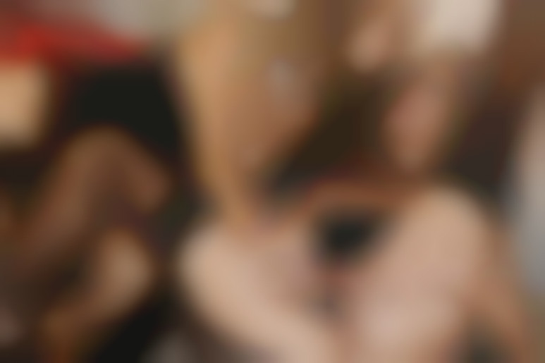 Deux belles lesbiennes expertes en perversion se godent et se lechent jusqu'à l'extase  