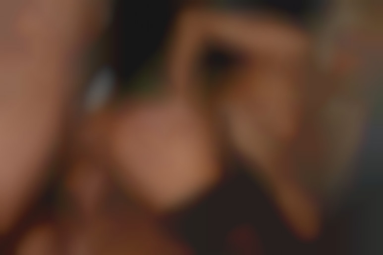 Un hummer limousine de luxe et une belle bimbo blonde baisée avec fougue sur la banquette en cuir