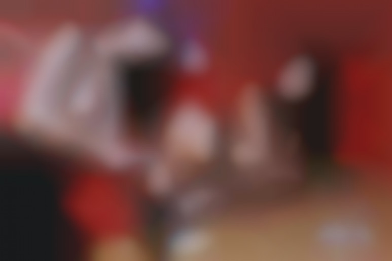 Douceurs saphiques et penetrations hard entre deux lesbiennes brunes dans un nightclub