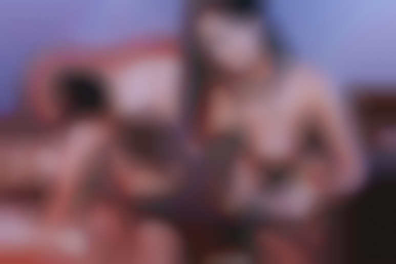 Domination hard pour une brunette baisée avec sa culotte sur les genoux d'une lesbienne impitoyable