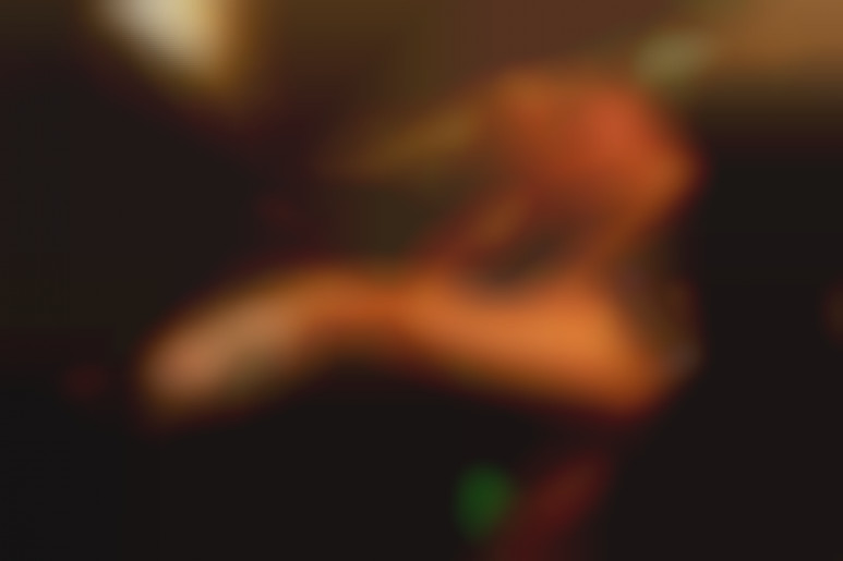 Belle hotesse de l'air prise dans le parking