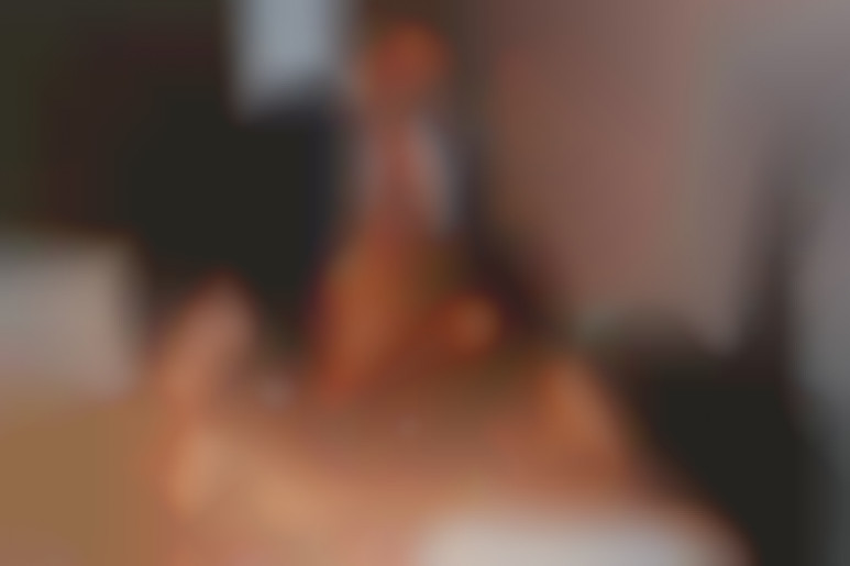 Trio Hard et double penetration profonde pour une hotesse de l'air en chaleur de Dorcel Airlines