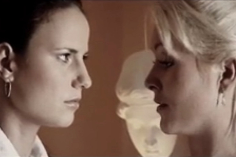 Massages torrides et Baise hard au sauna pour la torride Claudia Rossi