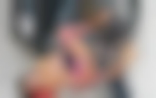 Lingerie sexy et debauche de plaisirs hard dans un garage pour la pulpeuse Janet Wild et ses gros seins