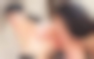 Plaisirs Hard pour deux belles lesbiennes brunes suivi d'un trio debride