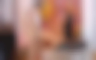 Cristina Bella, prise a fond et sodomisée par une grosse queue sur le tabouret de bar du salon