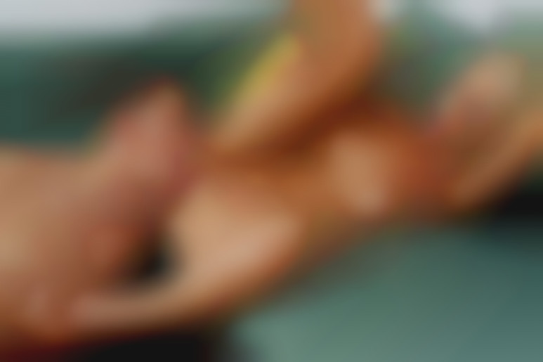 Une bimbo blonde super chaude à gros seins lechee a fond et prise en levrette sur le sofa du salon