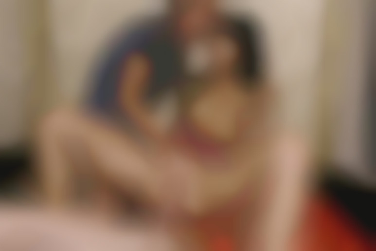 Trio Hard & double penetration profonde sous la tente pour une belle étudiante perverse au camping