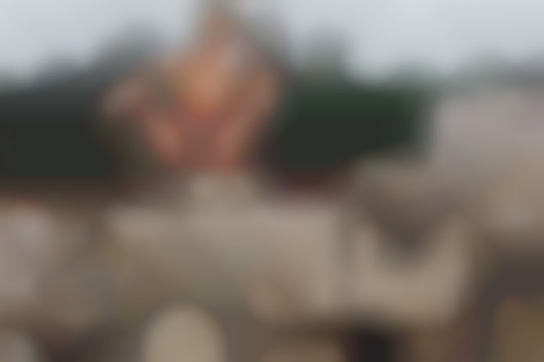 Baise hard et sodo à fond sous la tente pour une gradée du camp de discipline aux seins lourds