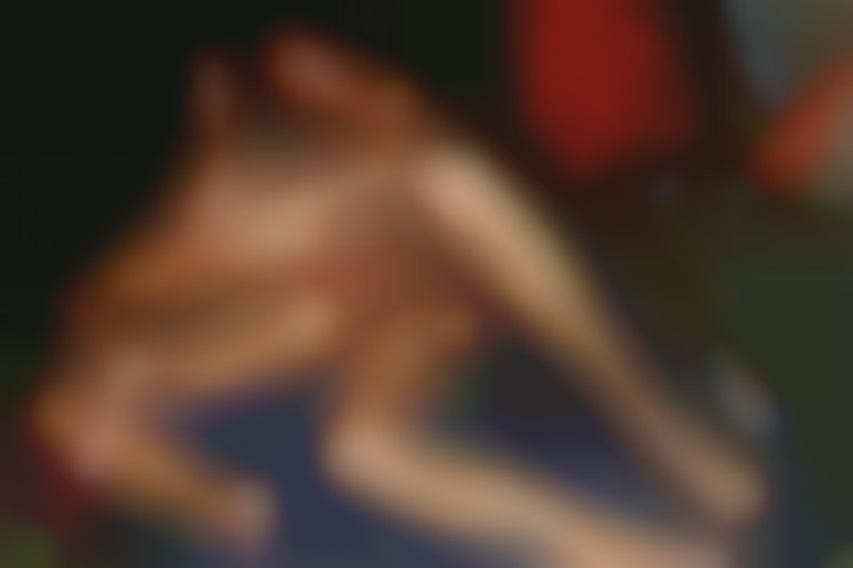 Une brunette decouvre les joies du camping à la belle étoile