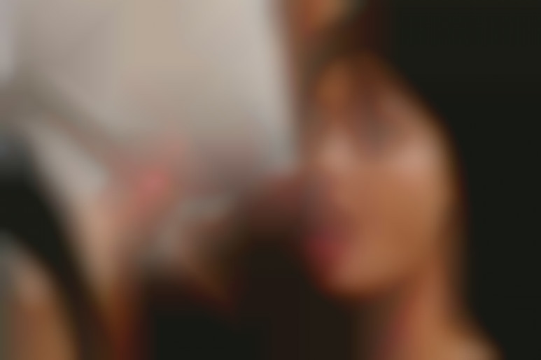 Double fellation à fond et baise hard a l'arriere du pickup pour la belle Melissa Lauren