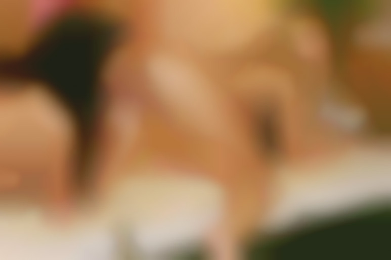 Duo hard avec gods et sexe toys profonds pour deux belles bimbos lesbiennes aux seins lourds