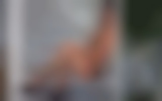 Fellation et gorge profonde dans l'escalier par la belle Melissa Lauren et ses gros seins