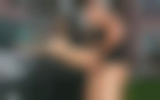 Les joies du hard tout terrain pour la brune Angels Sydney prise avec fougue sur le capot du Hummer