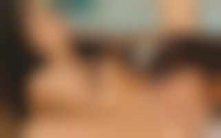 Trio hard au bord de la piscine pour deux masseuses brunes bissexuelles aux corps huilés