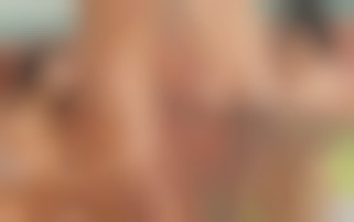 Les joies d'une double au tennis pour deux belles masseuses brunes aux gros seins