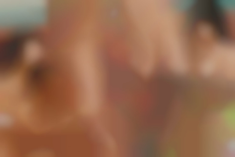 Les joies d'une double au tennis pour deux belles masseuses brunes aux gros seins