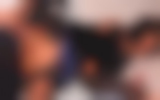 Yasmine baise avec deux mecs dans un parking