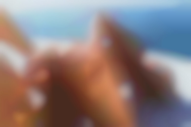 Une blonde a gros seins et gorges profonde bangé sans pitié sur le pont du bateau