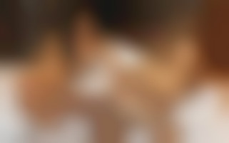 Une belle brune aux gros seins, initiée aux plaisirs entre filles par une lesbienne experte et perverse