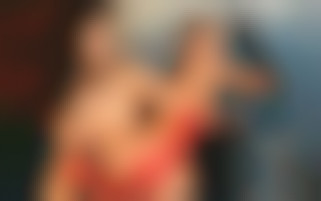 Attachée et toute excitée