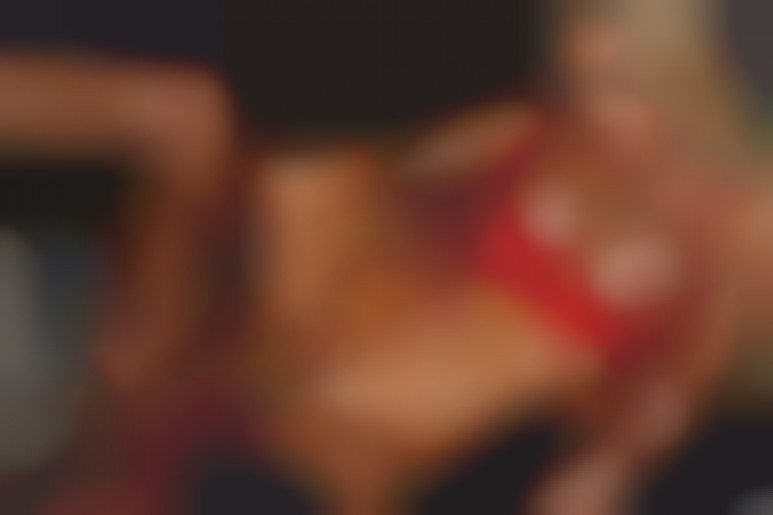 Une blonde "atomique", aux seins enormes, se fait prendre a meme le sol dans les catacombes de Paris